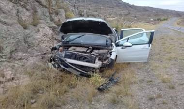  ALTAS CUMBRES, EL VEHÍCULO DE UNA VECINA DE NONO, IMPACTO CONTRA UNA LADERA DE LAS SIERRAS.