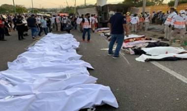  TRAGEDIA EN MÉXICO : 53 MUERTOS EN UN ACCIDENTE DE CAMIÓN.