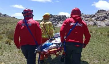 Rescatan a un joven de 17 años que se fracturó el coxis en el cerro Champaquí, Córdoba.