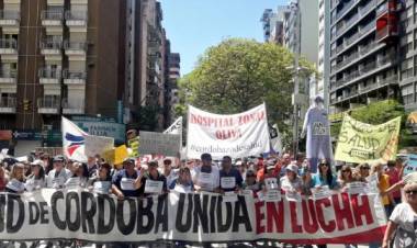 Córdoba : El aumento por decreto no desactivó el conflicto de los trabajadores de la salud.