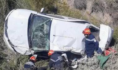 Tragedia en Potrerillos: un auto de Chile que se dirigía a Mendoza volcó, hay un muerto y 3 heridos.
