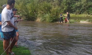Rescatan a un turista que quedó atrapado en la creciente del río en Calamuchita, Córdoba.