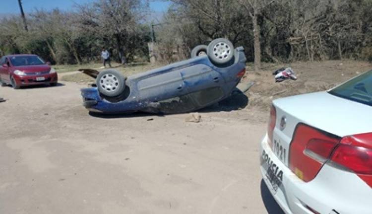 NONO, TRASLASIERRA : VUELCA UN AUTOMÓVIL Y SUS DOS OCUPANTES, SALIERON ILESAS.