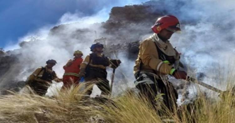 CONTINÚAN ACTIVOS DOS FOCOS DE INCENDIO EN LA FRONTERA DE SAN LUIS Y CÓRDOBA.